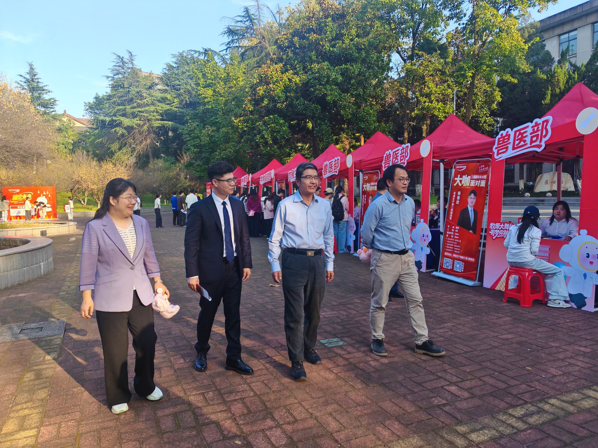 牧原集团来校举办专场招聘会暨“业务大咖面对面”活动