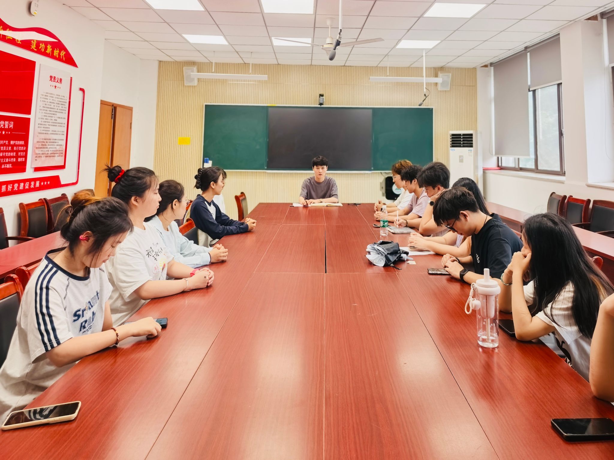 学院召开团委理论学习中心组会议暨入团积极分子培训